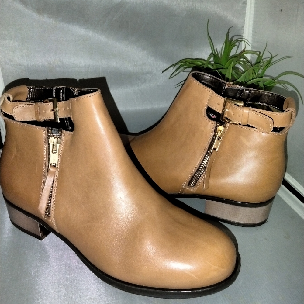 Women's beige tan leather ankle boots by Emyco size 8